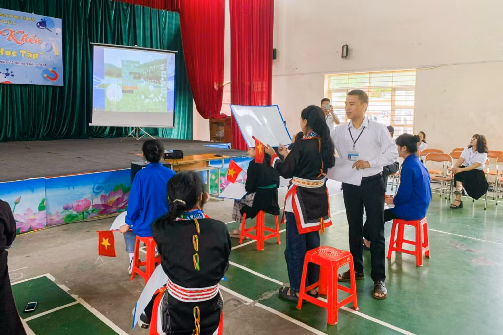 Thầy Bùi Minh Tú, giáo viên Hóa học, Trường PTDT Nội Trú THCS và THPT Tiên Yên (huyện Tiên Yên) luôn quan tâm đến việc khuyến khích học sinh tự học và tự đọc bằng cách tiếp cận thiết thực.