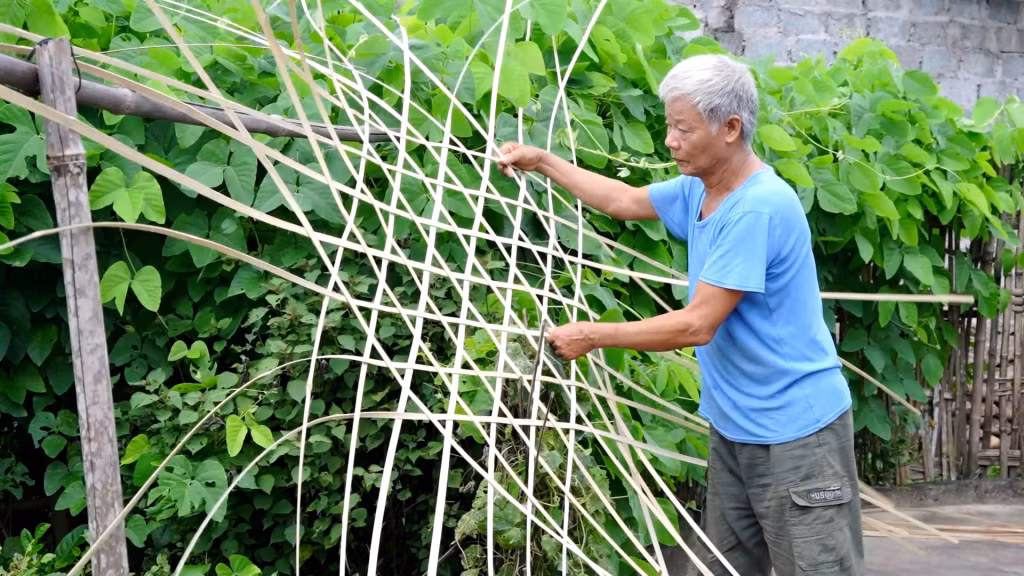 Ông Kiều Đức Minh hiện là nghệ nhân duy nhất ở Hà Lâu còn giữ được nghề đan lát.