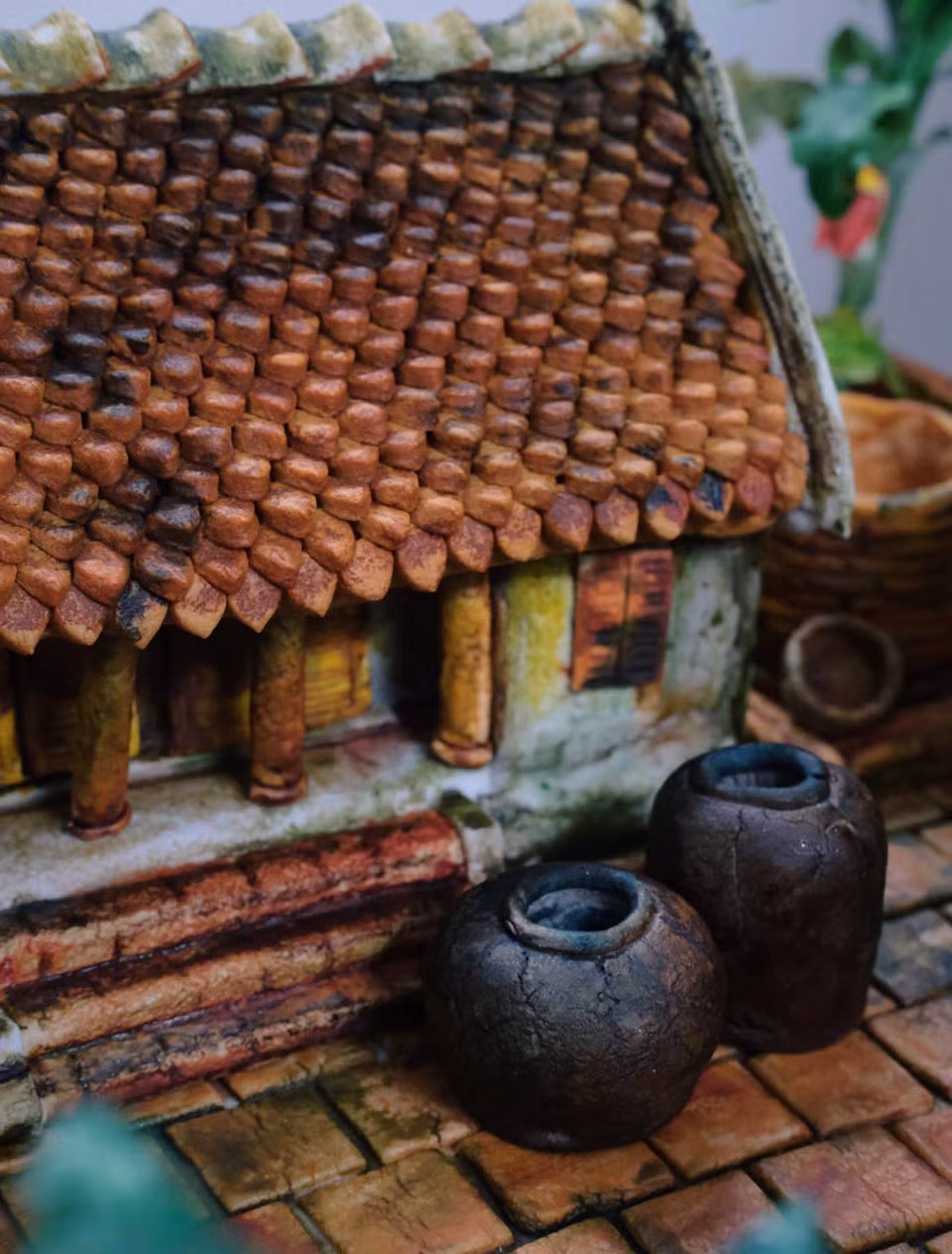 Hai chiếc lu được nặn từ bột và nhân đậu xanh. Phần nhân đậu xanh không chỉ dễ nặn mà còn giúp bánh đứng chắc chắn. Nhân bánh được làm chín sẵn, sau khi tạo hình, bánh sẽ chỉ cần nướng chín lớp bên ngoài, do đó vẫn đảm bảo về hương vị. Ảnh: Nhân vật cung cấp