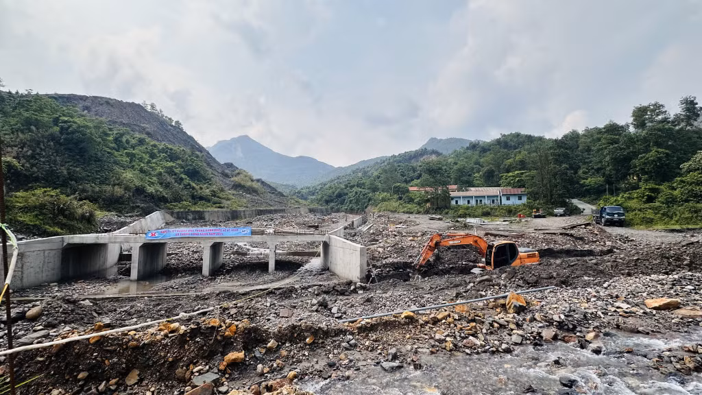 Công trình kè chống sạt lở bãi thải khu vực Suối Vạng, Than Thùng, thuộc ranh giới quản lý của Công ty Than Nam Mẫu - TKV.
