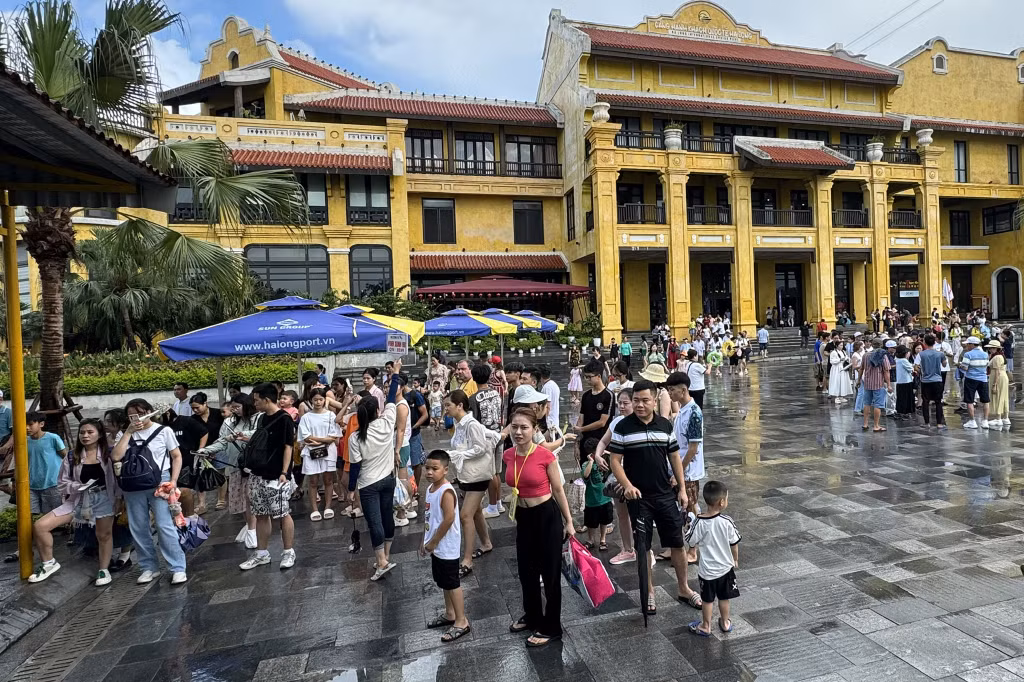 Du khách xuống tàu đi tham quan Vịnh Hạ Long.