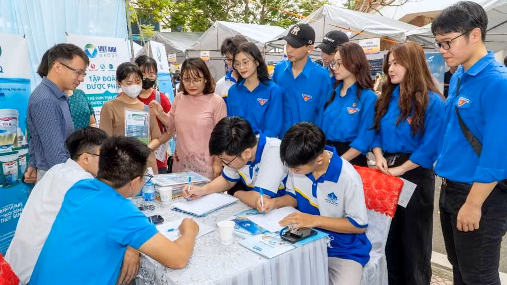 Sinh viên Trường Đại học Hạ Long được các doanh nghiệp tuyển dụng trong Ngày hội việc làm năm 2024.