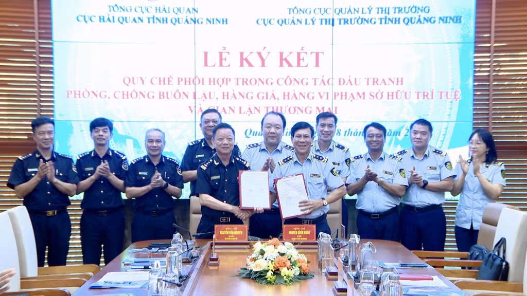 Đại diện lãnh đạo Cục Hải quan tỉnh và Cục Quản lý thị trường tỉnh ký quy chế phối hợp trong thời gian tới.