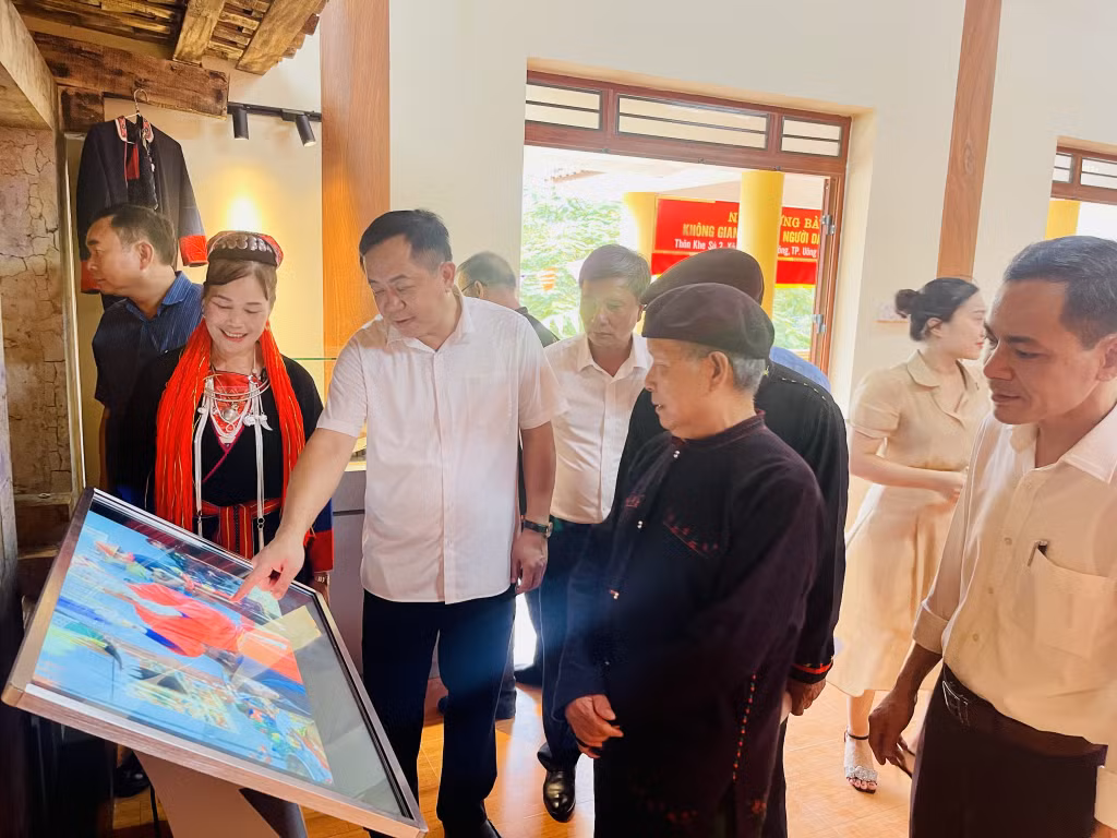 Các đại biểu và người dân tìm hiểu về các giá trị văn hoá của người Dao Thanh Y thông qua màn hình cảm ứng được lắp đặt ngay trong Nhà trưng bày.