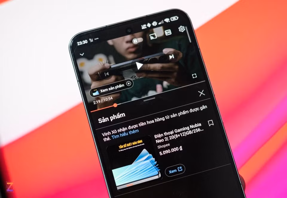 Sản phẩm được gắn trên video YouTube, dẫn đến Shopee. Ảnh: Xuân Sang.
