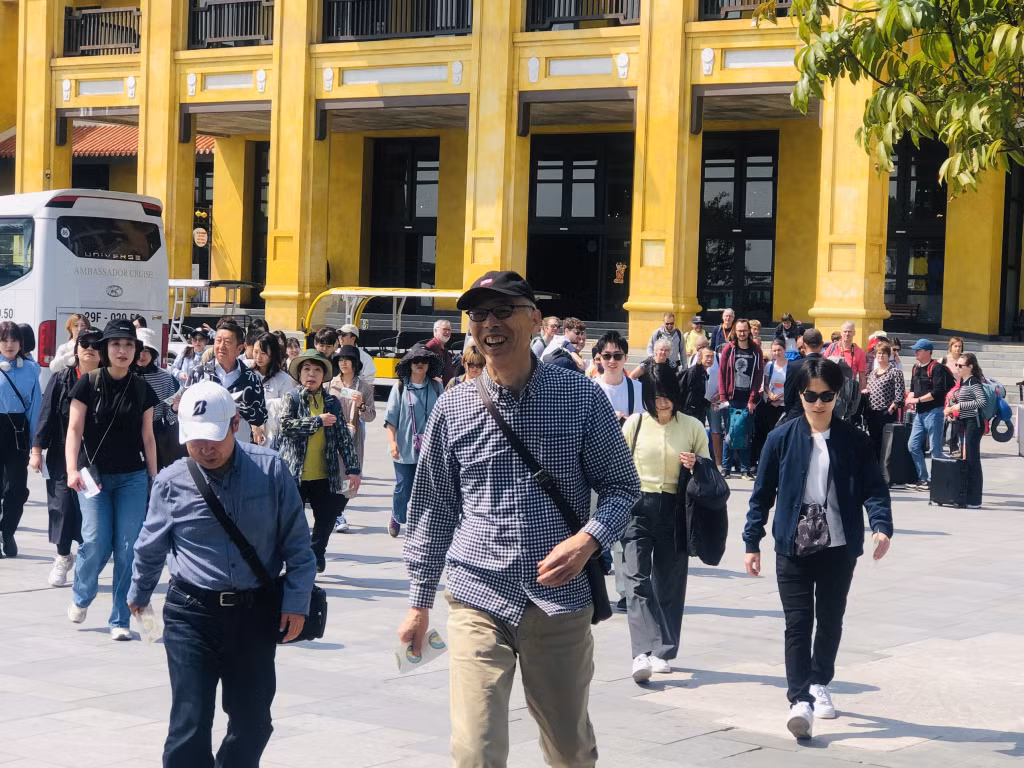 Sự sôi động trong hoạt động du lịch kéo theo những vấn đề phức tạp nảy sinh, đòi hỏi phải siết chặt quản lý trong kinh doanh du lịch.