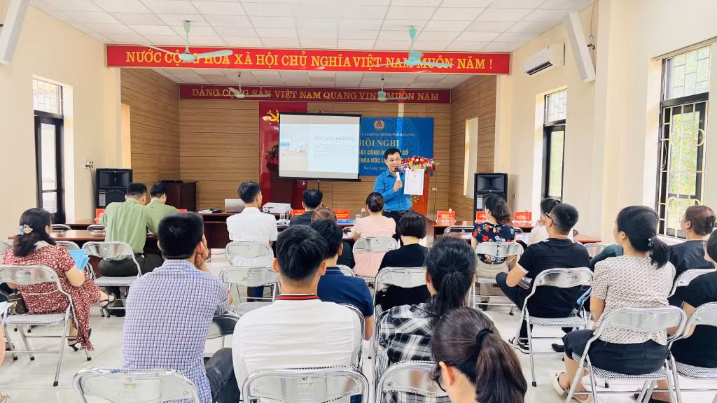 Lãnh đạo LĐLĐ Hạ Long tuyên truyền kiến thức về nội quy, thỏa ước lao động tập thể.