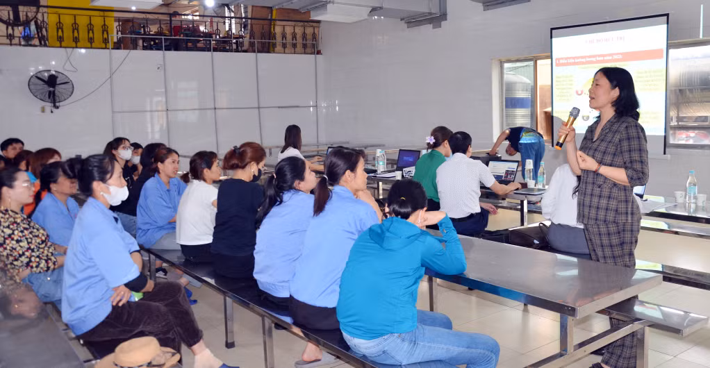 Cán bộ BHXH tỉnh giải đáp những thắc mắc về các chế độ BHXH, BHYT cho người lao động tại KCN Cái Lân (TP Hạ Long) năm 2024.