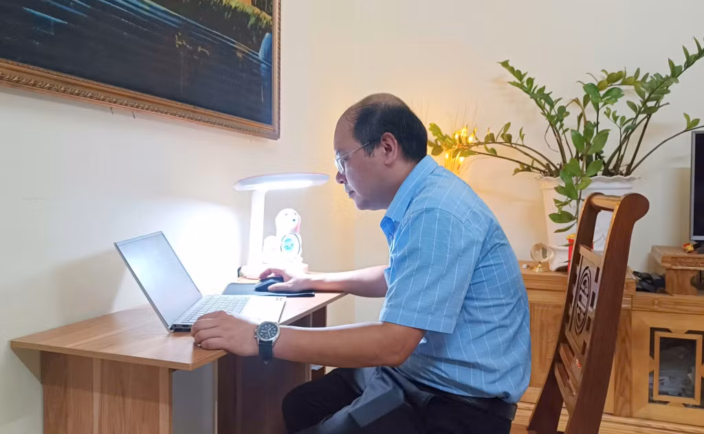 Ông Nguyễn Ngọc Giao (tổ 4, khu Trới 5, phường Hoành Bồ, TP Hạ Long), công chức Văn phòng HĐND TP Hạ Long, tìm hiểu tài liệu và tham gia Cuộc thi trắc nghiệm “Tự hào biển, đảo, biên giới quê hương”.