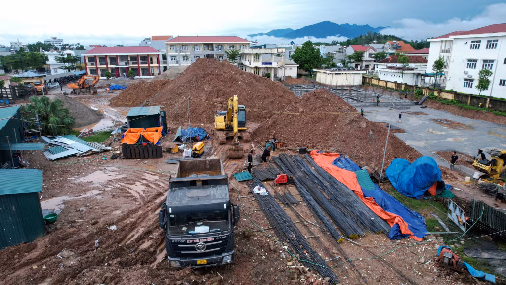 Luôn túc trực máy móc, nhân lực trên công trường sẵn sàng thi công là một trong những giải pháp khắc phục khó khăn về điều kiện thời tiết mưa nhiều