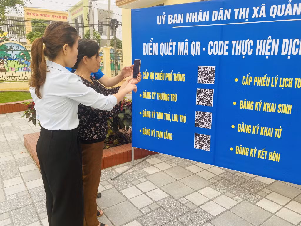 Phường Yên Giang (TX Quảng Yên) gắn mã QR Code các TTHC, tạo thuận tiện cho người dân tra cứu.
