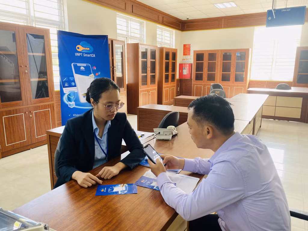 Nhân viên VNPT hướng dẫn và tạo chữ ký điện tử cho người dân tại Trung tâm Hành chính công huyện Hải Hà.