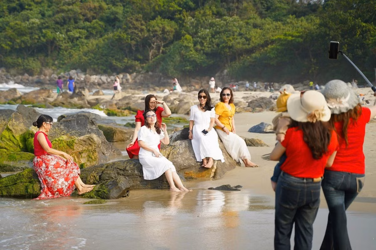 Bãi rạn Nam Ô luôn thu hút du khách đến thưởng thức bởi vẻ đẹp nguyên sơ được thiên nhiên ban tặng. Du khách có thể đến rạn Nam Ô vào bất cứ thời gian nào trong năm, đặc biệt là vào tháng 2, các bãi đá phủ lên mình một màu xanh của rêu rất huyền ảo, thơ mộng.