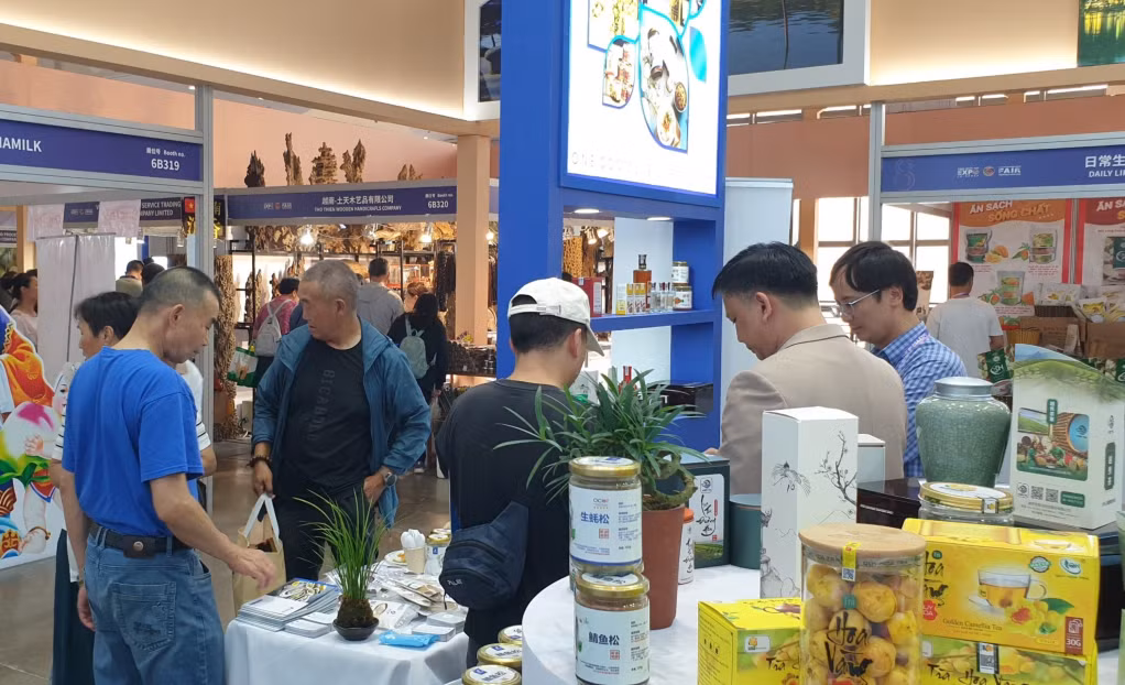 Gian hàng Quảng Ninh tại Hội chợ hàng hóa xuất nhập khẩu Côn Minh thu hút đông đảo khách hàng tới tham quan, tìm hiểu sản phẩm.