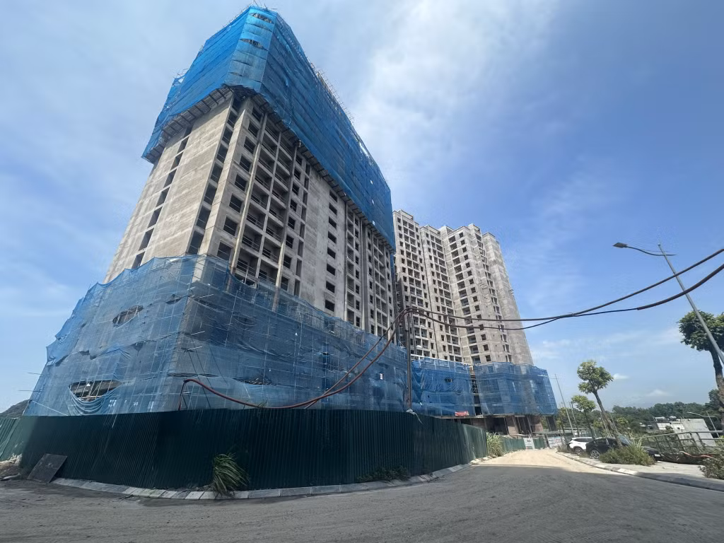 Các tòa nhà của Dự án Nhà ở xã hội khu dân cư đồi Ngân hàng thuộc địa phận 2 phường Hồng Hải và Cao Thắng, TP Hạ Long đã cơ bản hoàn thiện phần thô.