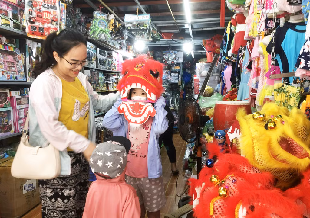 Những đồ chơi trẻ em truyền thống như đèn ông sao, đầu lân... được ưa chuộng làm quà trong dịp Trung thu.