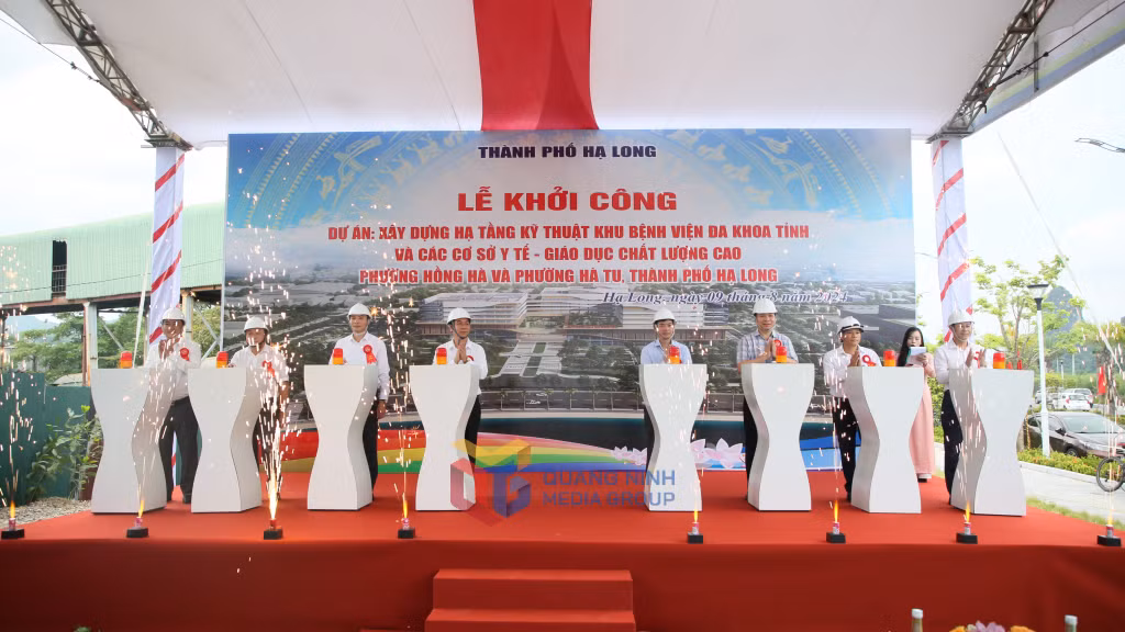Các đại biểu thực hiện nghi lễ khởi công Dự án Xây dựng hạ tầng kỹ thuật khu Bệnh viện đa khoa tỉnh và các cơ sở y tế, giáo dục chất lượng cao tại khu vực Nam Cầu Trắng (thuộc địa bàn phường Hồng Hà và phường Hà Tu, thành phố Hạ Long).