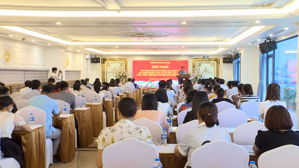 Lớp tập huấn về ATTP do TP Hạ Long tổ chức ngày 10/8/2024 với sự tham gia của các học viên là cán bộ quản lý về ATTP, các chủ bếp ăn, đầu bếp, nhân viên làm việc tại các khách sạn, nhà hàng trên địa bàn.