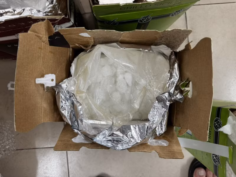 Giấu 97,5kg ma túy tổng hợp trong các bịch rượu vang theo dịch vụ chuyển phát nhanh ảnh 1