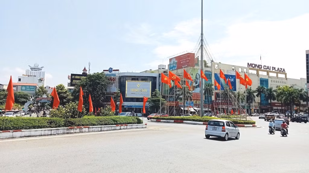 Trên trục đường chính của thành phố vùng biên Móng Cái rực rỡ cờ hoa mừng Tết Độc lập.