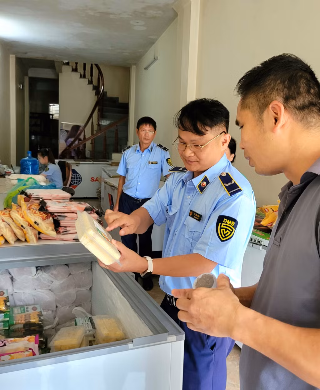  Đội QLTT số 6 phát hiện cơ sở kinh doanh thực phẩm nhập lậu ở khu 2, phường Trưng Vương, TP Uông Bí.