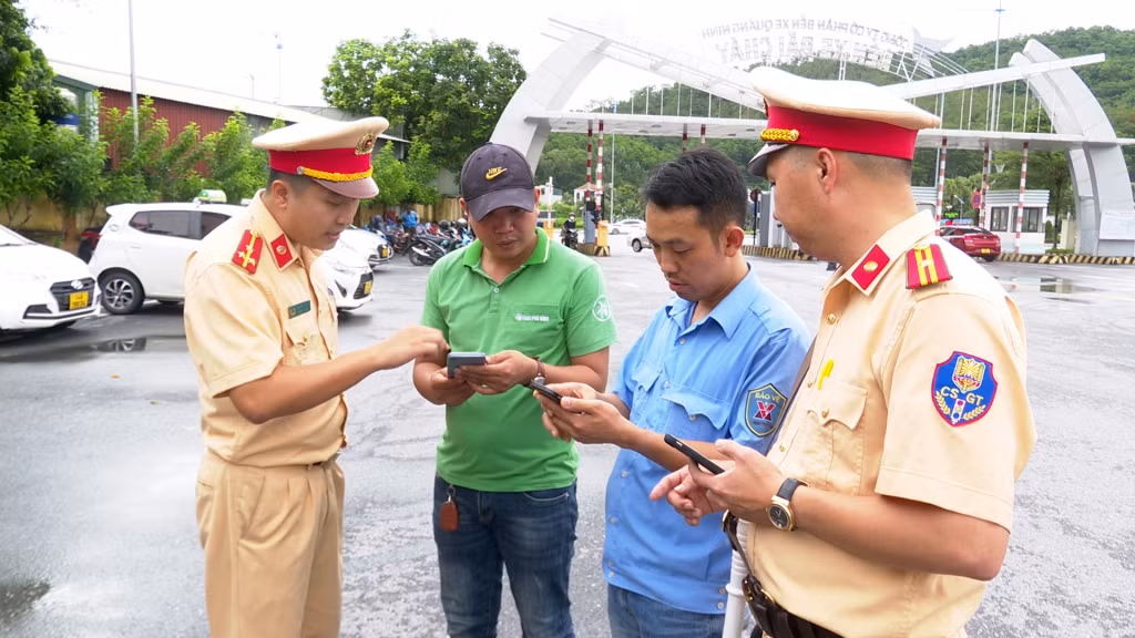 Lực lượng CSGT Quảng Ninh tuyên truyền người dân phản ánh vi phạm TTATGT qua Zalo "Phòng Cảnh sát giao thông Quảng Ninh".