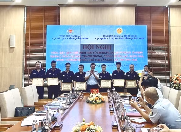 Lãnh đạo Cục Hải quan tỉnh và Cục Quản lý thị trường tỉnh khen thưởng đối với những tập thể, cá nhân có thành tích trong thực hiện quy chế phối hợp.