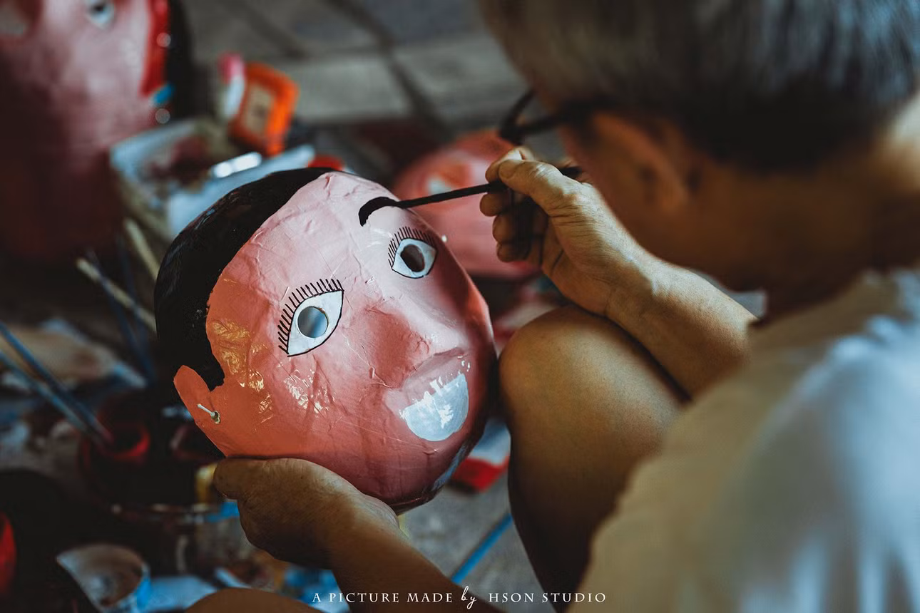 Theo chia sẻ của những người thợ cao tuổi ở làng, để làm mặt nạ giấy bồi đòi hỏi sự khéo léo, tỉ mỉ, từng nét vẽ. Ảnh: Nguyễn Hồng Sơn
