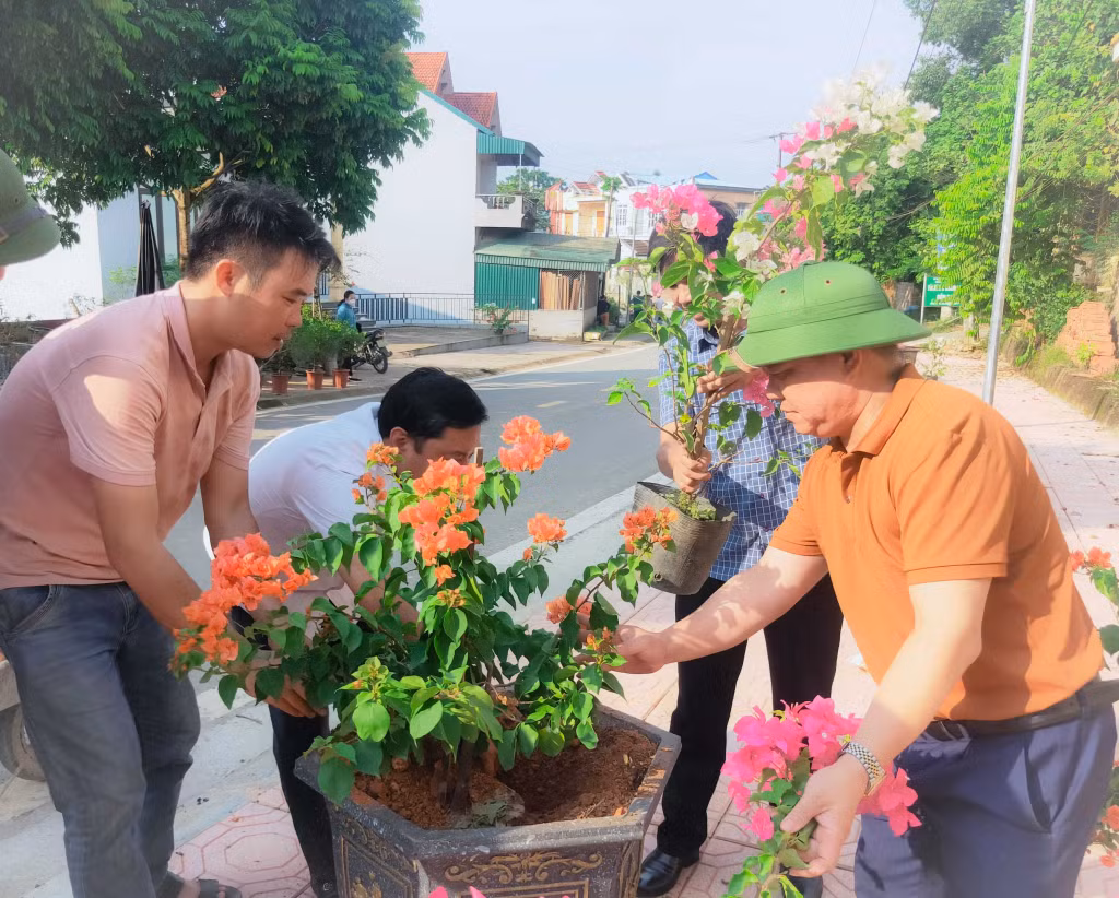 Nhân dân xã Đồn Đạc trồng hoa giấy để xây dựng tuyến đường nông thôn sáng - xanh - sạch - đẹp. Ảnh: Trung tâm TT-VH Ba Chẽ
