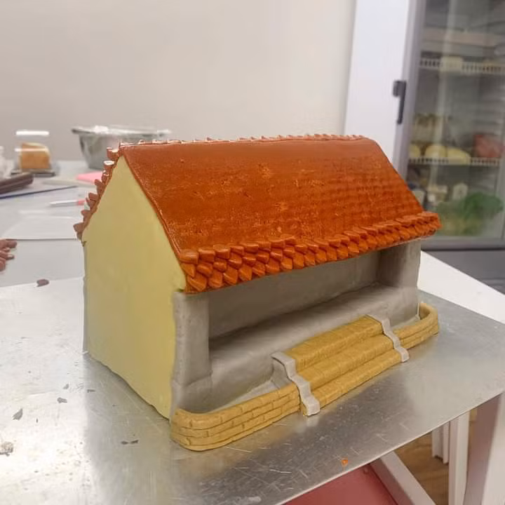 Phần ngôi nhà nhân đậu xanh với gần một ngàn viên ngói được chị Thùy Dương cần mẫn làm. Ảnh: Nhân vật cung cấp