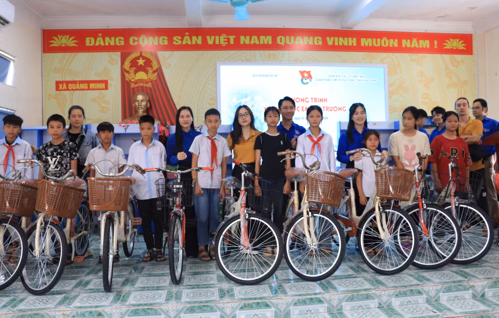 Đoàn Thanh niên Trung tâm Truyền thông tỉnh, Huyện Đoàn Hải Hà và các nhà tài trợ trao tặng xe đạp cho học sinh.