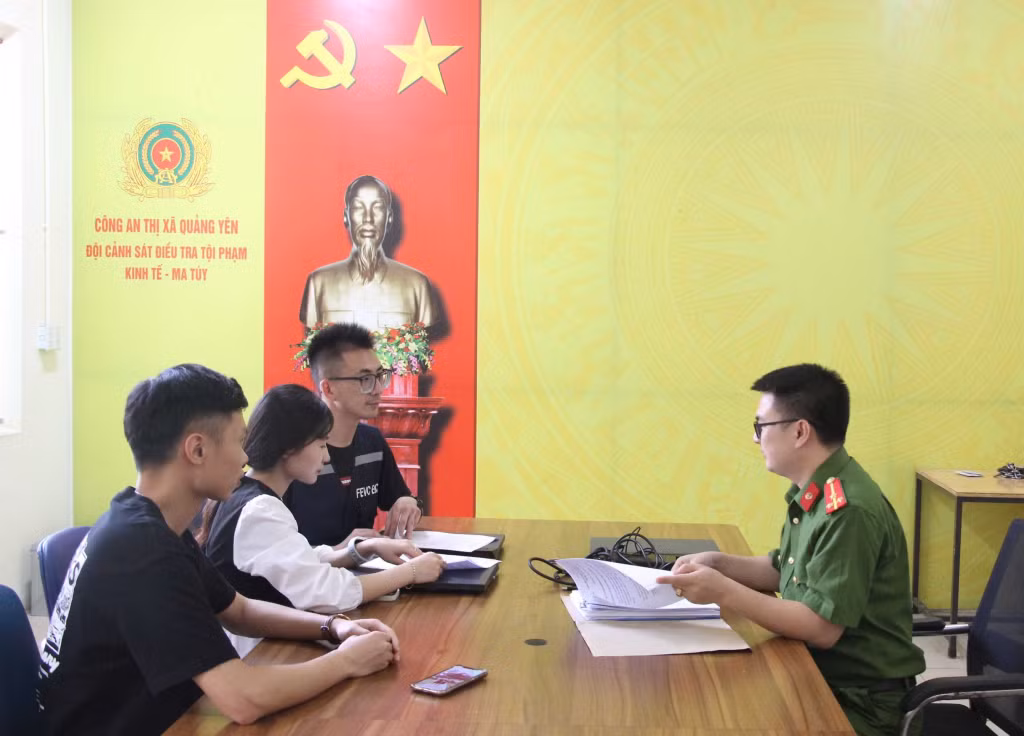 Công an TX Quảng Yên thực hiện các thủ tục trao trả tài sản cho Công ty TNHH Năng lượng &amp; linh kiện EV FOXCONN (Việt Nam). Ảnh đơn vị cung cấp