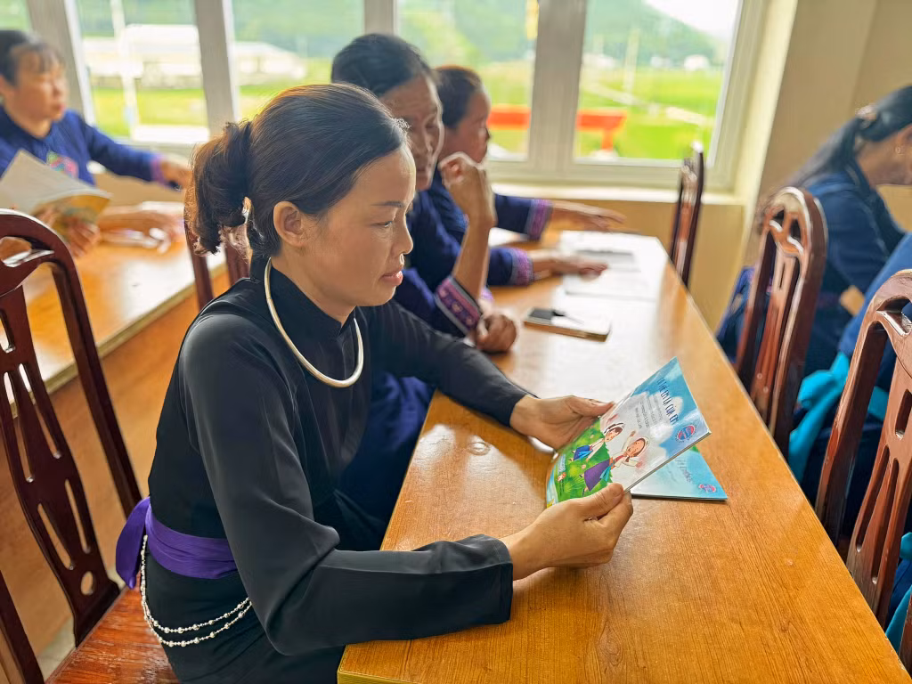 Hội viên phụ nữ xã Sơn Dương (TP Hạ Long) được tuyên truyền về bình đẳng giới và chăm sóc, giáo dục con cái.