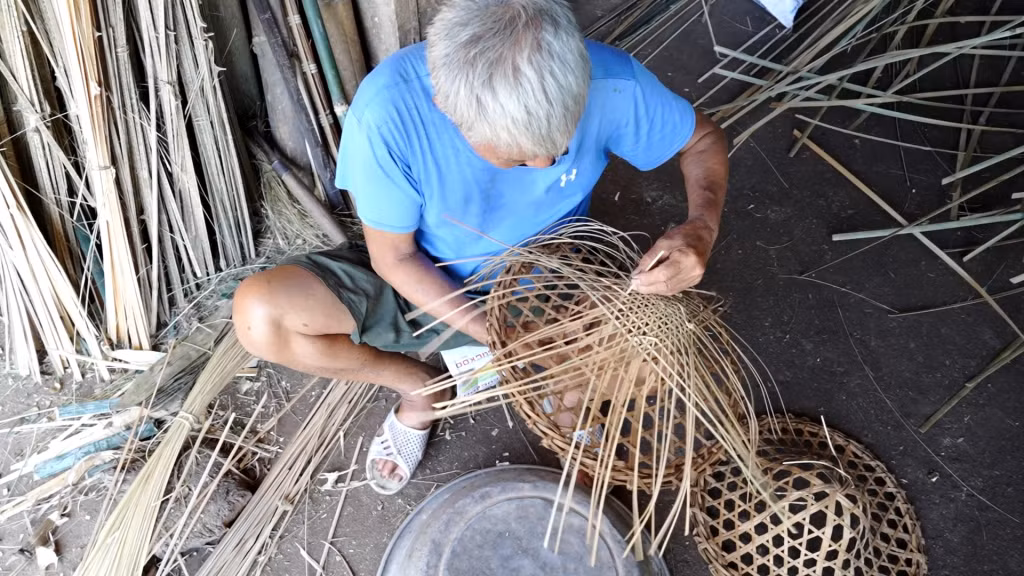 Mũ được đan 2 lớp, lớp khung tre phía dưới đan thưa hơn, lớp trên với mắt đan dày hơn để tăng độ thẩm mỹ cho mũ.