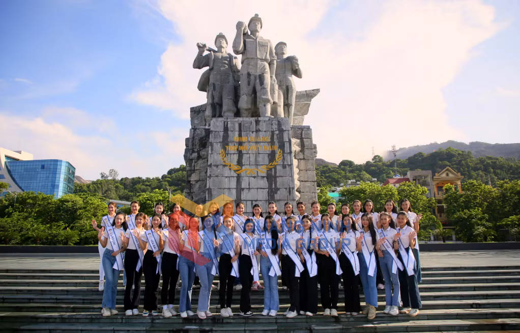 2024-07_Vòng Chung kết cuộc thi Hoa hậu Du lịch Việt Nam 2024 - Các thí sinh tham quan và chụp ảnh lưu niệm tại Quảng trường 12-11. Ảnh: Song Hà