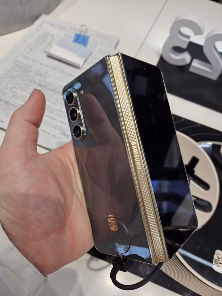 Năm ngoái, phiên bản đặc biệt của Galaxy Z Fold 5 là Galaxy W24 và W24 Flip ra mắt ở Trung Quốc. (Ảnh: Reddit)