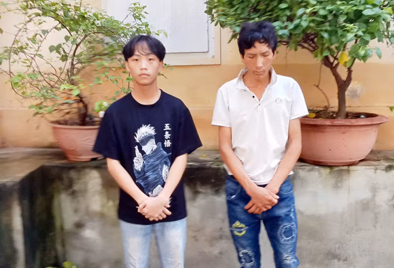 Hai đối tượng Giàng A Dạng (bên phải) và Mùa A Lâu (bên trái) tại cơ quan Công an.
