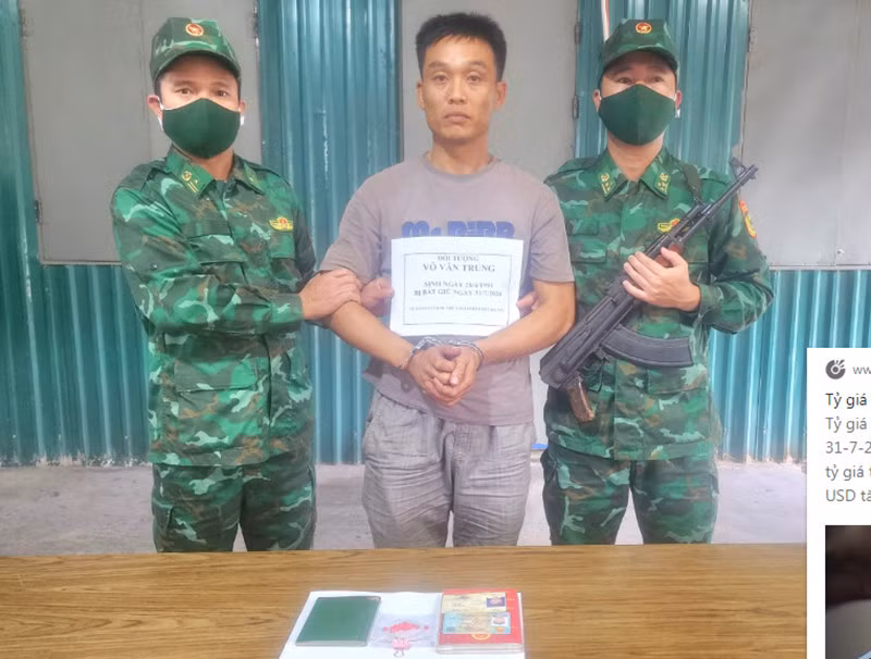 Đối tượng Võ Văn Trung cùng tang vật ma tuý.