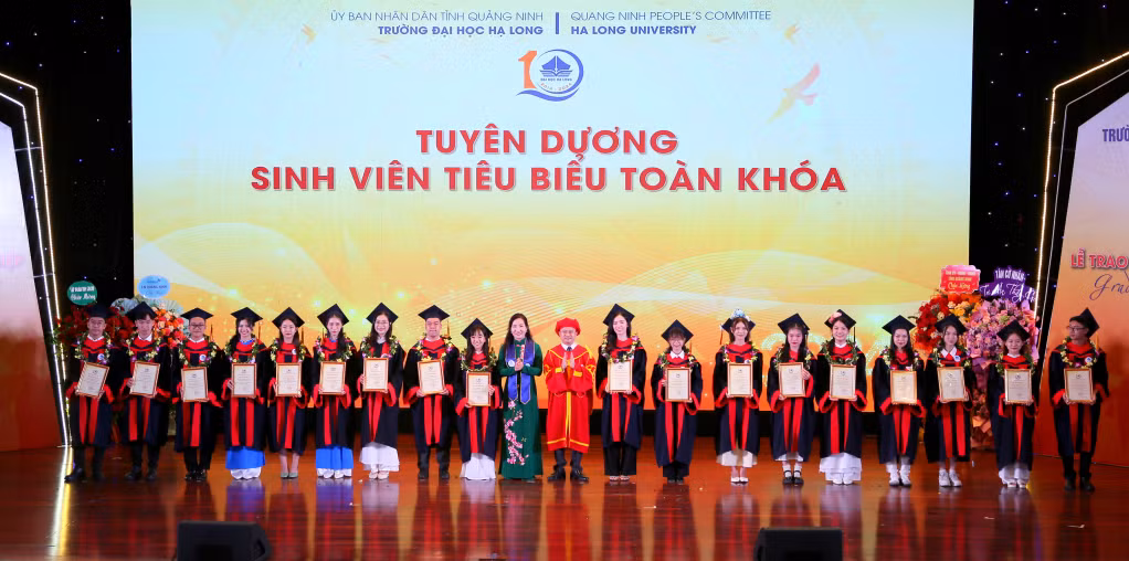 Đồng chí Nguyễn Thị Hạnh, Phó Chủ tịch UBND tỉnh và TS. Nguyễn Đức Tiệp, Hiệu trưởng Trường Đại học Hạ Long, trao vòng nguyệt quế vinh danh 18 sinh viên tiêu biểu toàn khóa.