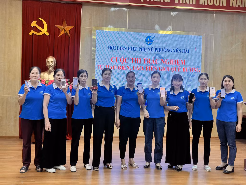 Hội viên phụ nữ phường Yên Hải, thị xã Quảng Yên tích cực tham gia Cuộc thi trắc nghiệm “Tự hào biển, đảo, biên giới quê hương”. Ảnh: Nguyễn Thị Huyền, Hội LHPN phường Yên Hải, TX Quảng Yên.
