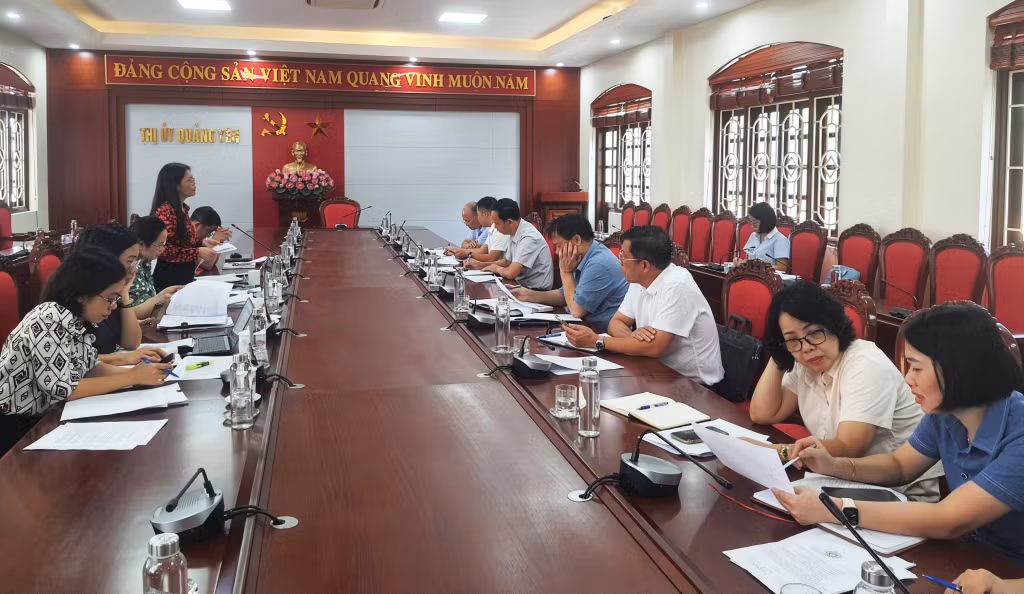 Đoàn giám sát của Ban Pháp chế HĐND tỉnh làm việc với TX Quảng Yên.