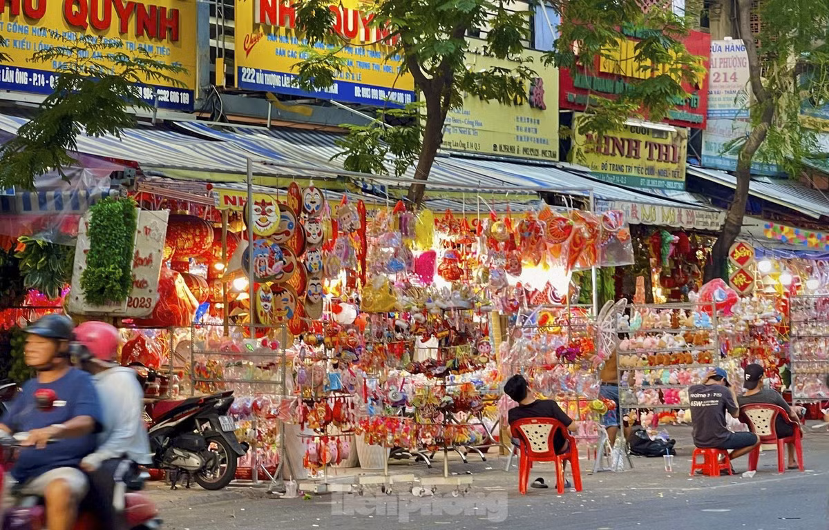 Nhiều sạp hàng cho biết, so với năm trước, số lượng người đến phố lồng đèn năm nay có phần giảm sút.