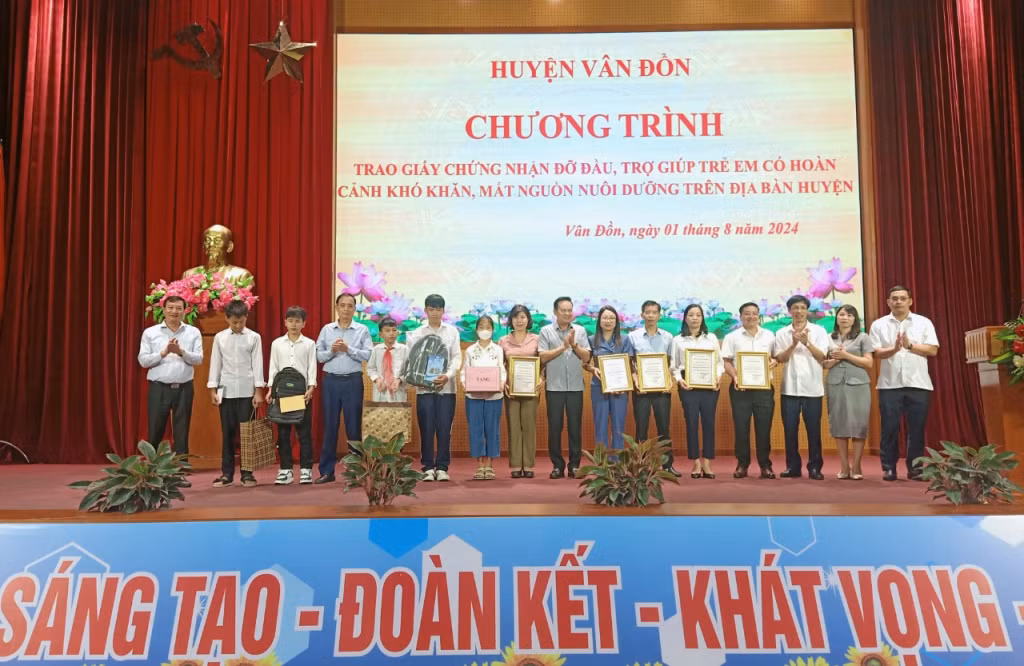 Lãnh đạo các cơ quan, đơn vị, công ty của tỉnh trao kinh phí hỗ trợ đỡ đầu cho trẻ em có hoàn cảnh khó khăn huyện Vân Đồn.