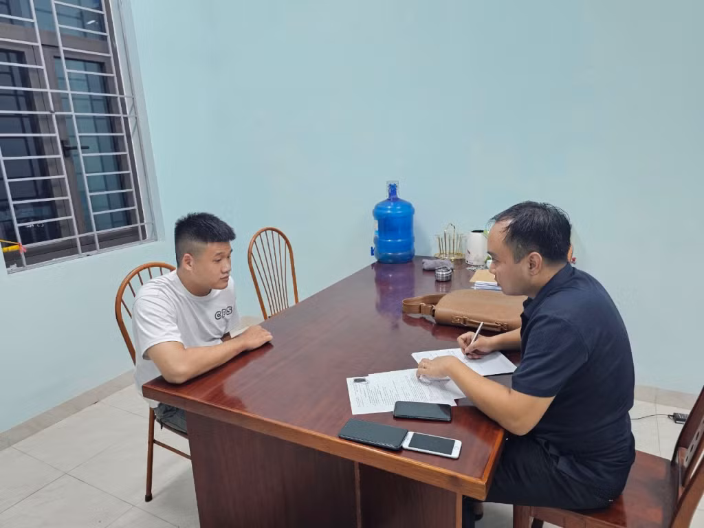 Đối tượng Trương Minh Hiếu bị đưa về trụ sở Công an xã Nghĩa Phương, huyện Lục Nam, tỉnh Bắc Giang để làm việc.