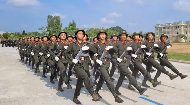 Cán bộ, LLVT sẽ không được truy lĩnh khi điều chỉnh lương cơ sở. Ảnh: LDO