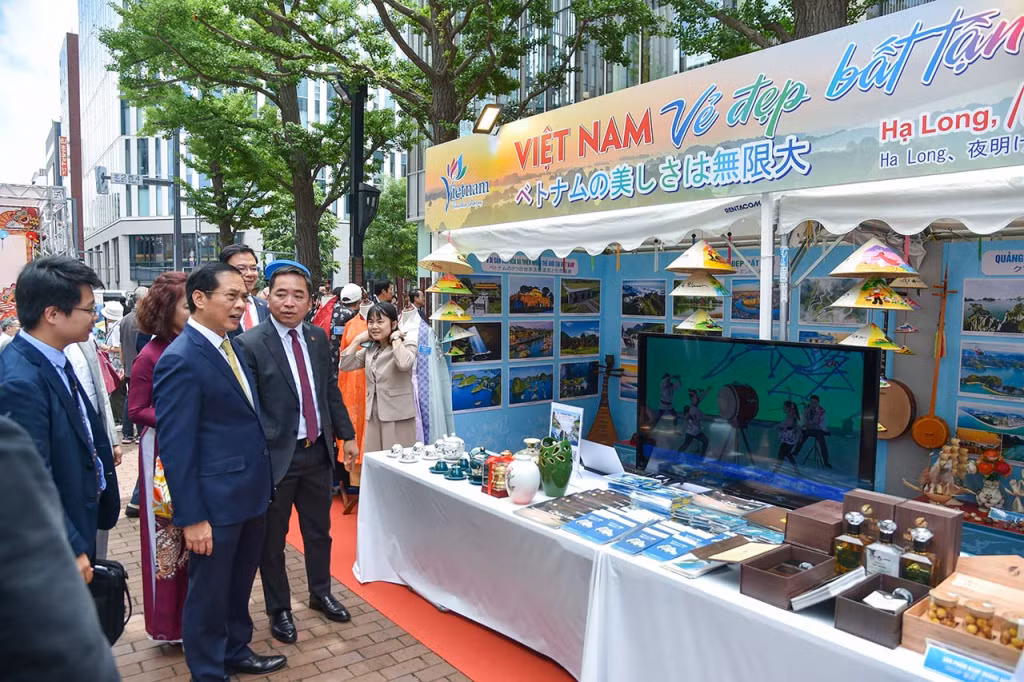 Bộ trưởng Bộ Ngoại giao Bùi Thanh Sơn thăm gian hàng triển lãm của tỉnh Quảng Ninh.