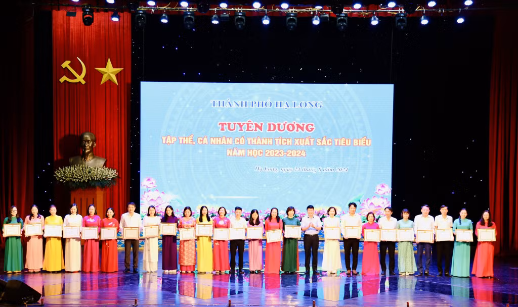 Các đồng chí lãnh đạo TP Hạ Long trao Giấy khen của Sở GD&amp;ĐT tỉnh, UBND thành phố cho các tập thể có thành tích trong công tác và phong trào thi đua năm học 2023-2024.