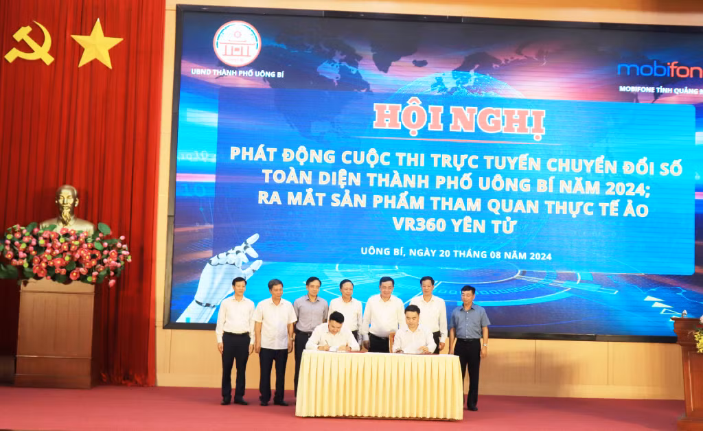 Đại diện TP Uông Bí và Mobifone ký kết biên bản bàn giao sản phẩm VR360 Yên Tử.