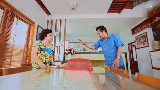 Nghệ sĩ Thanh Nam hoá thân thành người đàn ông mất vợ, một thân một mình nuôi nấng, dạy dỗ ba đứa con khôn lớn bằng nghề làm bánh mì.
