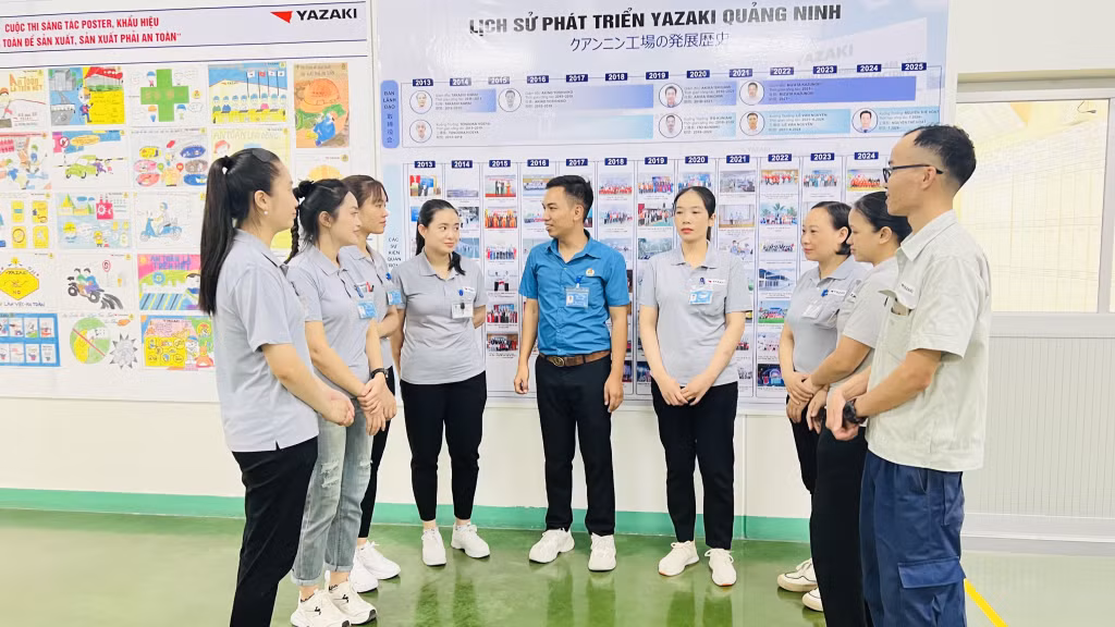 Chủ tịch Công đoàn Bùi Đức Tùng trò chuyện cùng CNLĐ trong Công ty.